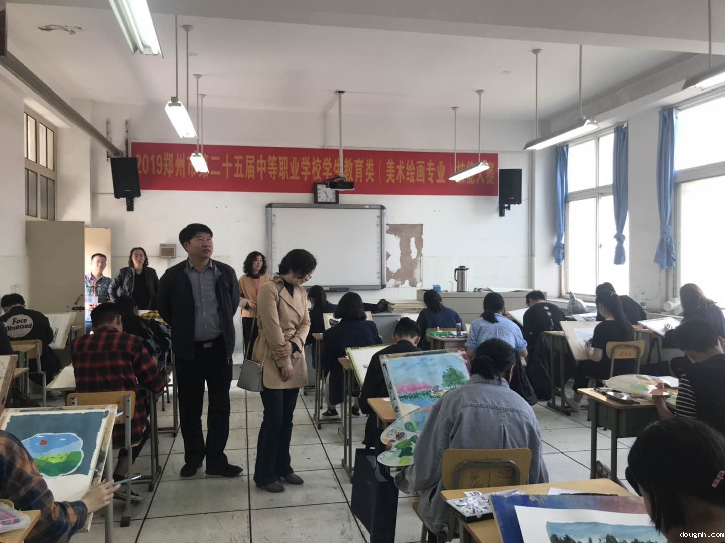 校党总支书记、校长宋志强陪同领导视察比赛