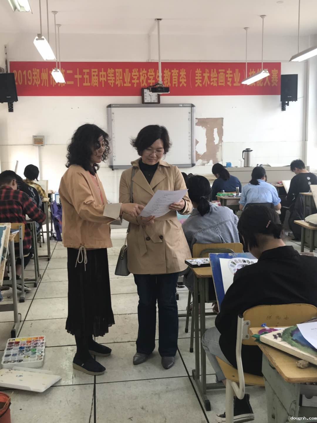 市教育局职成处副处长钟海云与调研员陈平了解比赛情况