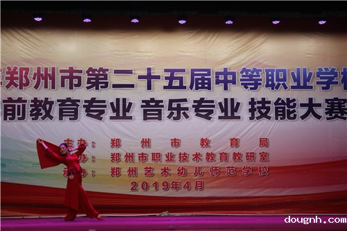 18新利app独舞《一抹红》