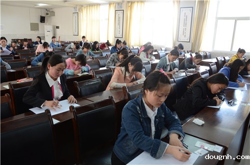 C:\Documents and Settings\zhao\桌面\教务处新网站资料备份\学校新闻\2015.4.15用汗水回报青春，用辛勤灌溉希望\学生认真创作简笔画.jpg