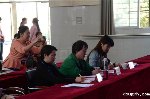 C:\Documents and Settings\zhao\桌面\教务处新网站资料备份\学校新闻\2015.4.15用汗水回报青春，用辛勤灌溉希望\评委认真打分.jpg