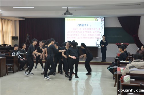 郑丽影老师指导学生群舞.jpg