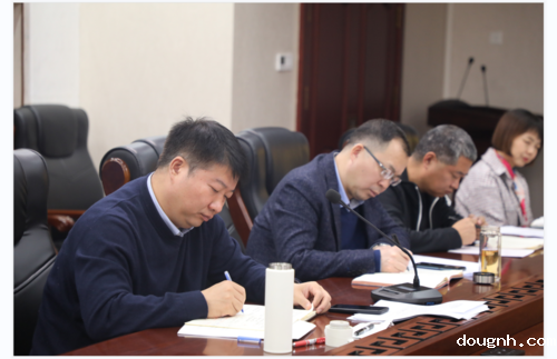 与会领导认真记录