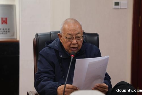 老党员孙湘洲重读入党志愿书