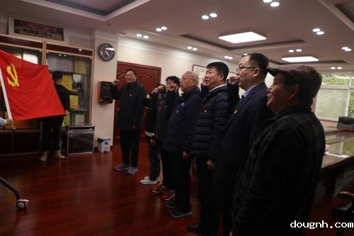 退休党员干部宋奇带领大家重温入党誓词