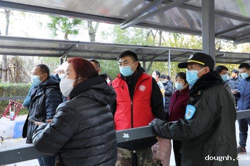 第一支部党员教师张灏组织已测人员有序离场