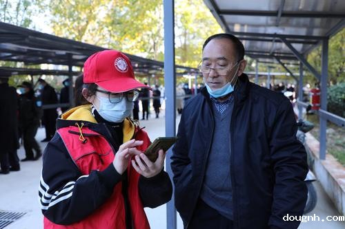 第二支部党员教师任雅洁帮助居民完成信息登记