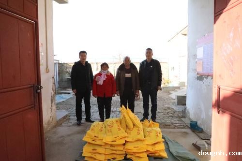 18新利app工会主席路青立、驻村第一书记与帮扶村民合影