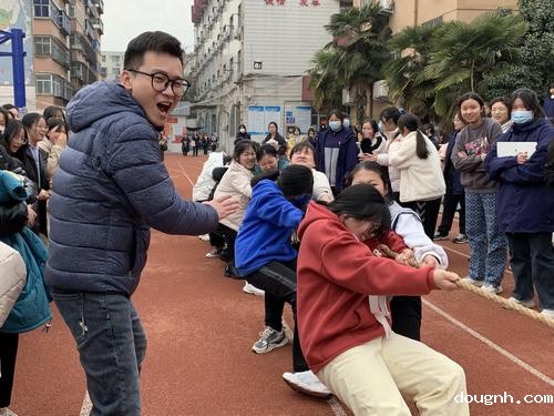 班主任为孩子们加油呐喊