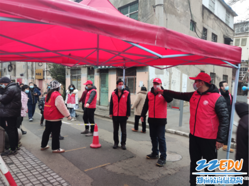 18新利app党员志愿者前往花园社区参与志愿服务