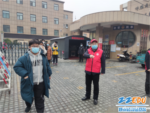 党委副书记段红军维持现场秩序