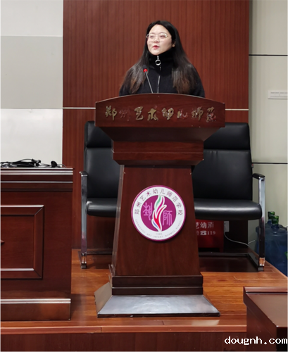 获奖团队教师代表薛亚文发言