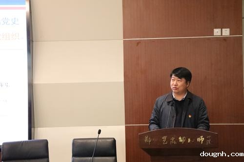 党委书记、校长宋志强向考核组成员汇报2021年度工作总结
