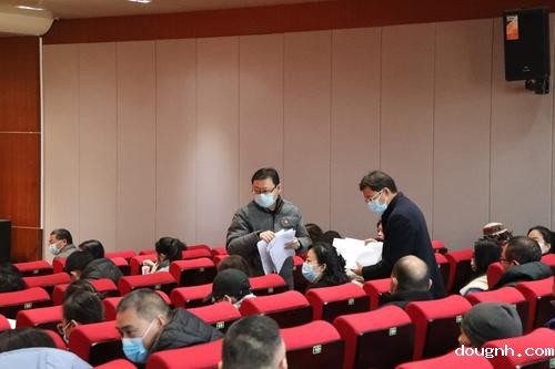 考核组成员现场收取民主测评表