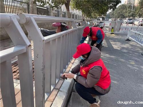 擦拭马路边的栏杆