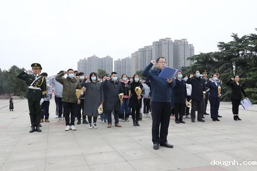 4.党员代表重温入党誓词