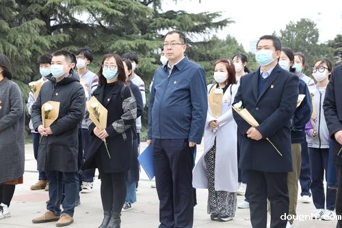 5.凝视纪念碑，思绪万千