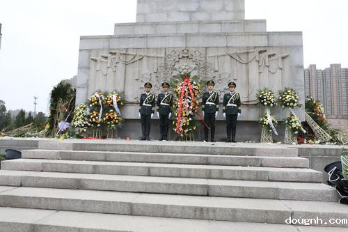 2.团员代表敬献花篮