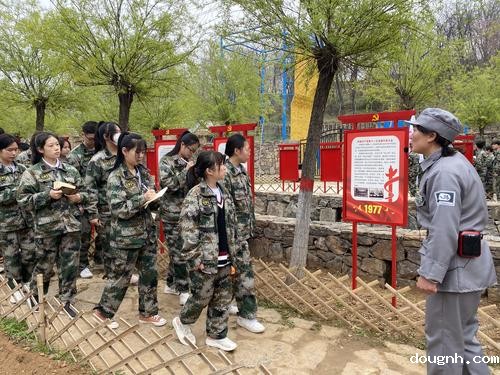 你问我答 团员认真学习百年党史展