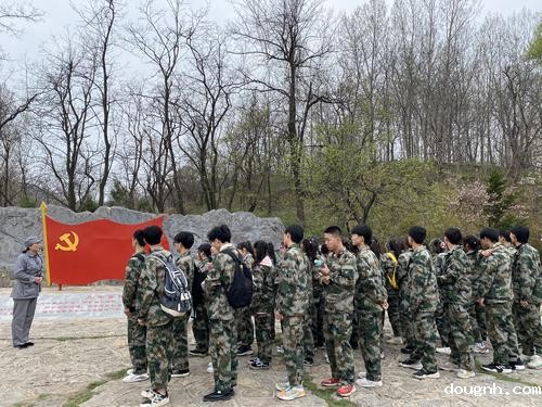 团员们认真聆听抗战故事