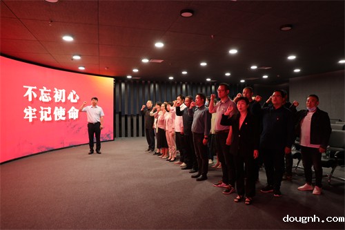 不忘立德树人初心  重温入党誓词