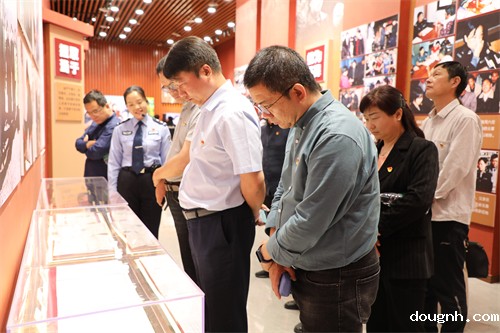 参观、学习任长霞同志生前资料