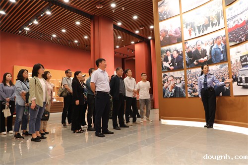 党员教师认真聆听