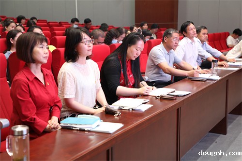 全体党员认真听讲