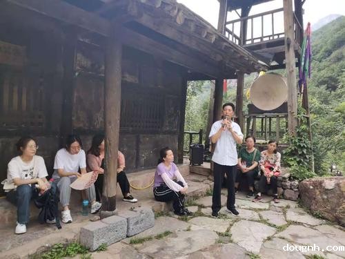 8.在小沟背村听老书记讲解脱贫攻坚历程