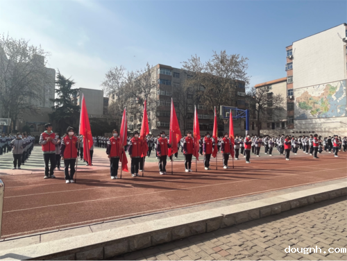 全体学生参加授旗仪式