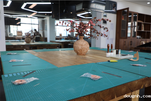 活动开始前为女教师们准备好制作材料