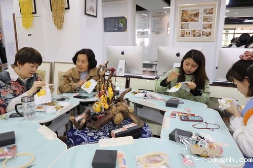 熟练运用刺绣技术制作老虎包