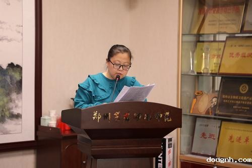 学校艺术高中部主任章静汇报德育工作重点内容