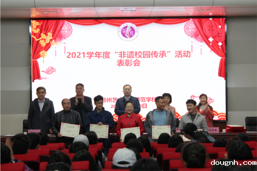 学校领导为聘请的非遗传承大师们颁发“最美非遗校园传承工匠”证书