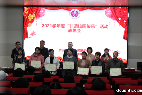 为学校非遗教师颁发“最美非遗校园工匠”证书 