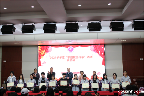 为学生颁发“最美非遗校园学生工匠”证书