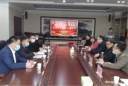 考评小组与学校班主任工作室成员进行座谈会