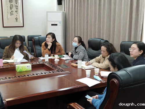 班主任工作室成员认真做记录