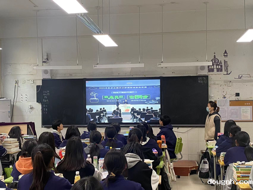 21级学前2班班主任岳静带领学生们观看消防安全讲座