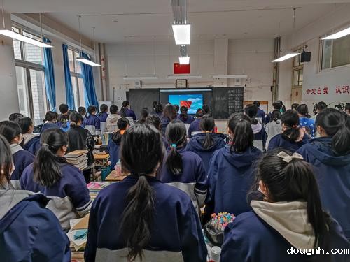 各班学生在教室参加云升旗仪式