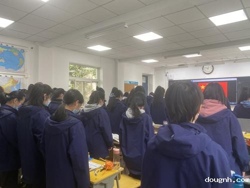 缅怀先烈 致敬英雄