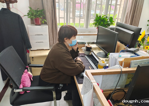 班主任王艳芬接到学生所在社区打来的电话