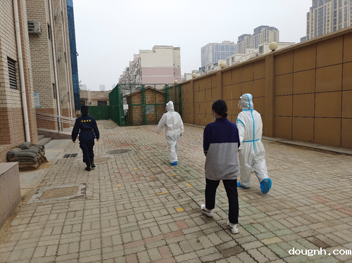 教官与校医护送学生至隔离室