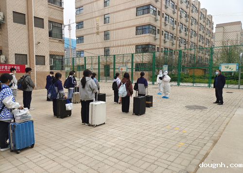 安排密切接触者离校回家隔离