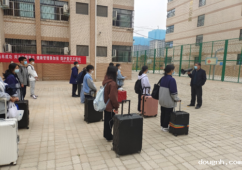 副校长李留群叮嘱学生回家注意事项