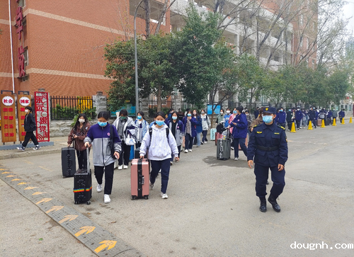 教官带领学生有序离开学校