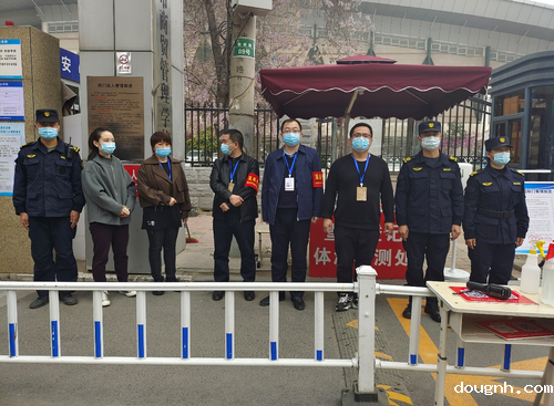 值班领导在校门口保障学生有序离开学校