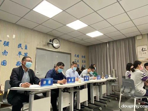 各位评委认真做好记录