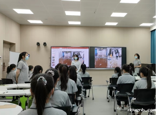 岳静老师向学生讲述郑州抗洪英雄事迹