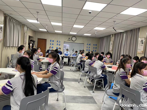 陇海校区录播教室内学生认真听讲